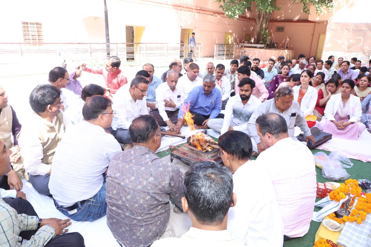 आयुर्वेद दिवस:भगवान धन्वंतरि की पूजा—अर्चना कर किया हवन आयुर्वेद दिवस:भगवान धन्वंतरि की पूजा—अर्चना कर किया हवन