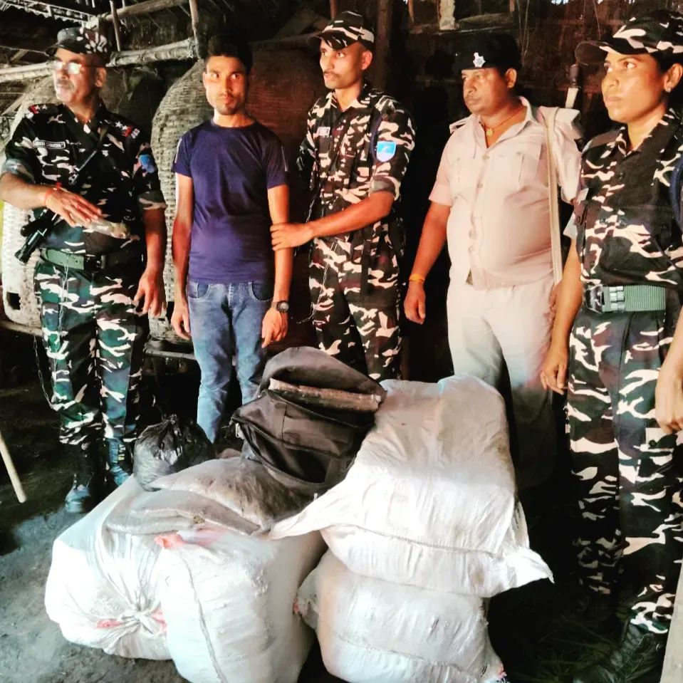 अररिया फोटो:जब्त गांजा और तस्कर के साथ एसएसबी और घूर्णतपुलिस अररिया फोटो:जब्त गांजा और तस्कर के साथ एसएसबी और घूर्णतपुलिस
