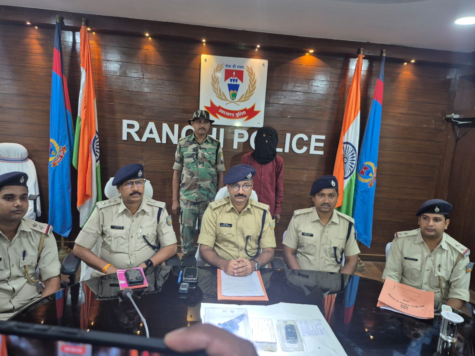 प्रेस वार्ता की तस्वीर