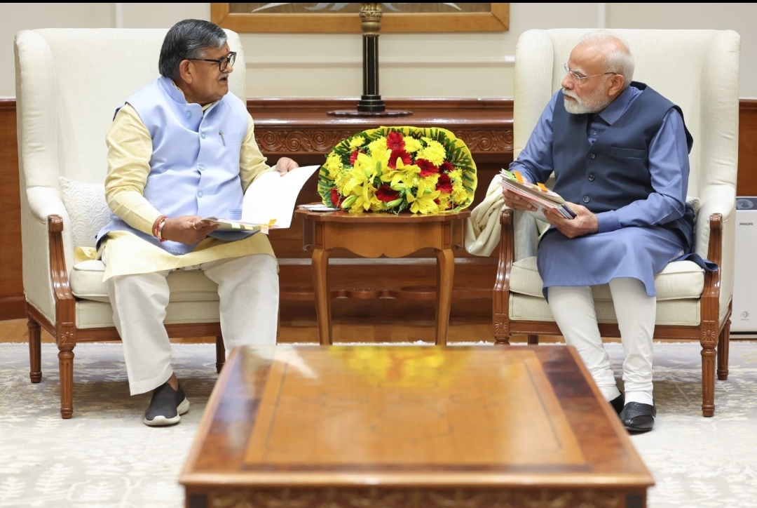 पंजाब के राज्यपाल प्रधानमंत्री मोदी को बाढ़ राहत कार्यों पर रिपोर्ट देते समय।