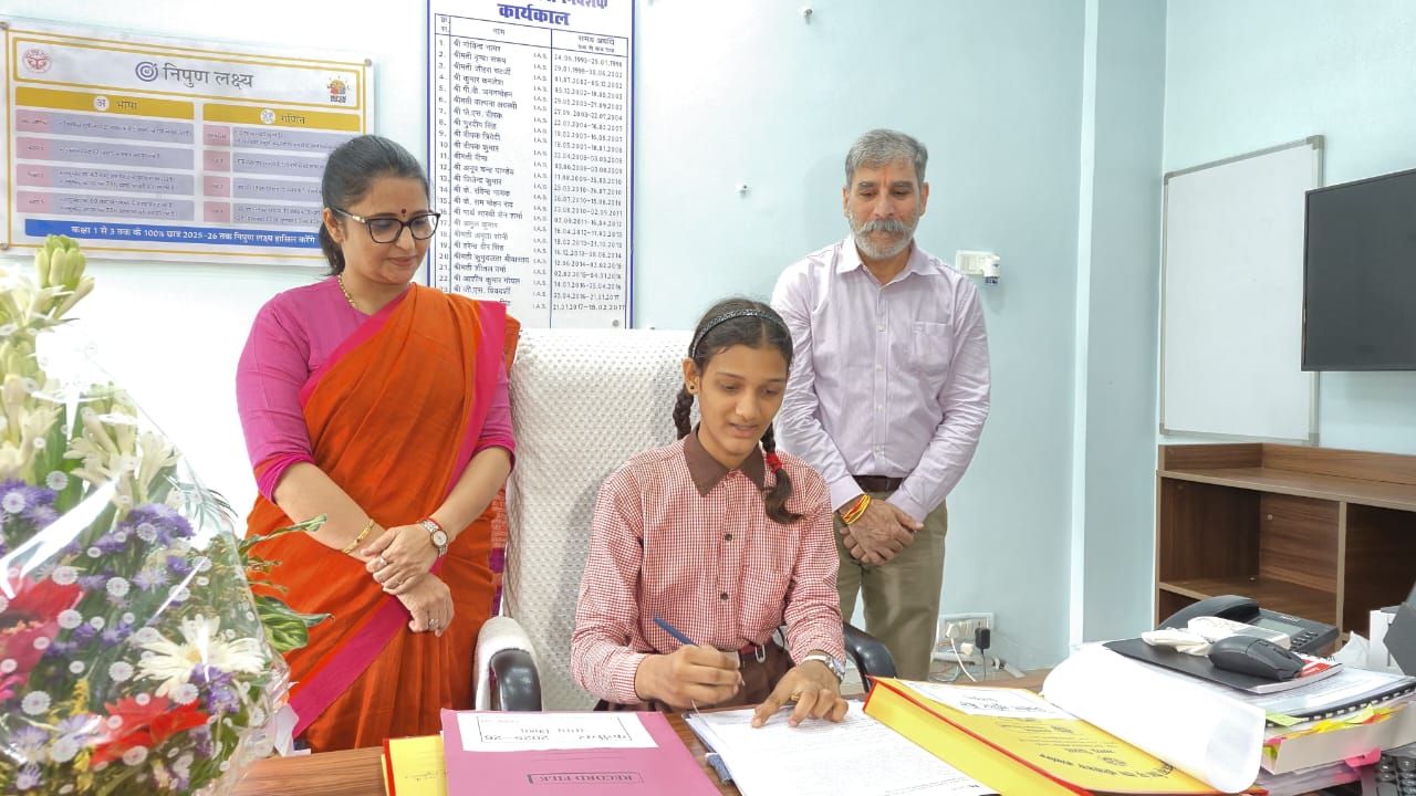 कक्षा 8 की छात्रा लकी बनी डीजी स्कूल शिक्षा एवं उपस्थित ​अधिकारीगण
