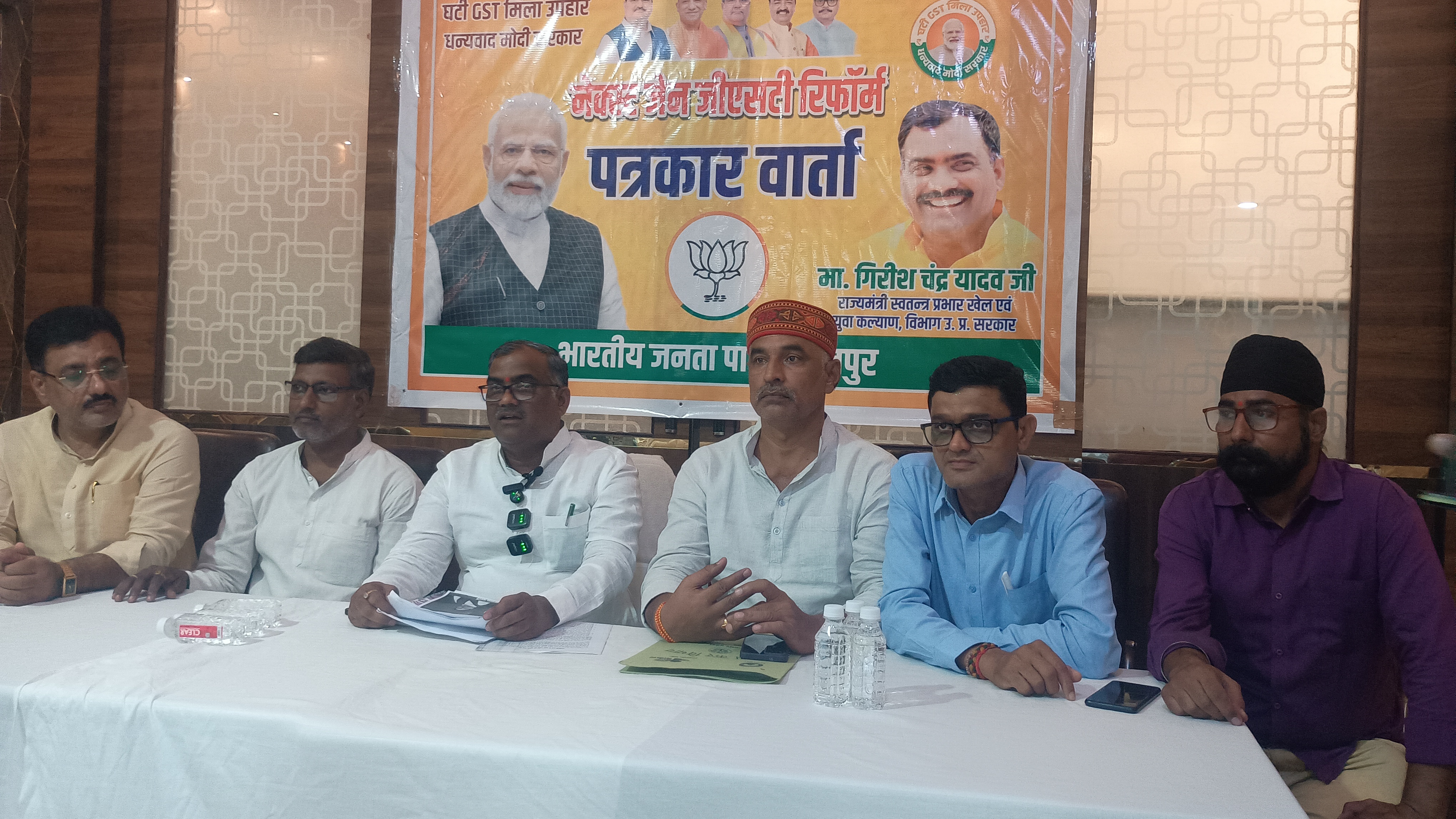 राज्य मंत्री गिरीश चंद्र यादव पत्रकारों से बात करते हुए