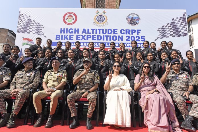 सीआरपीएफ के महानिदेशक ने लाल चौक से महिला बाइक अभियान के तीसरे संस्करण को हरी झंडी दिखाकर किया रवाना