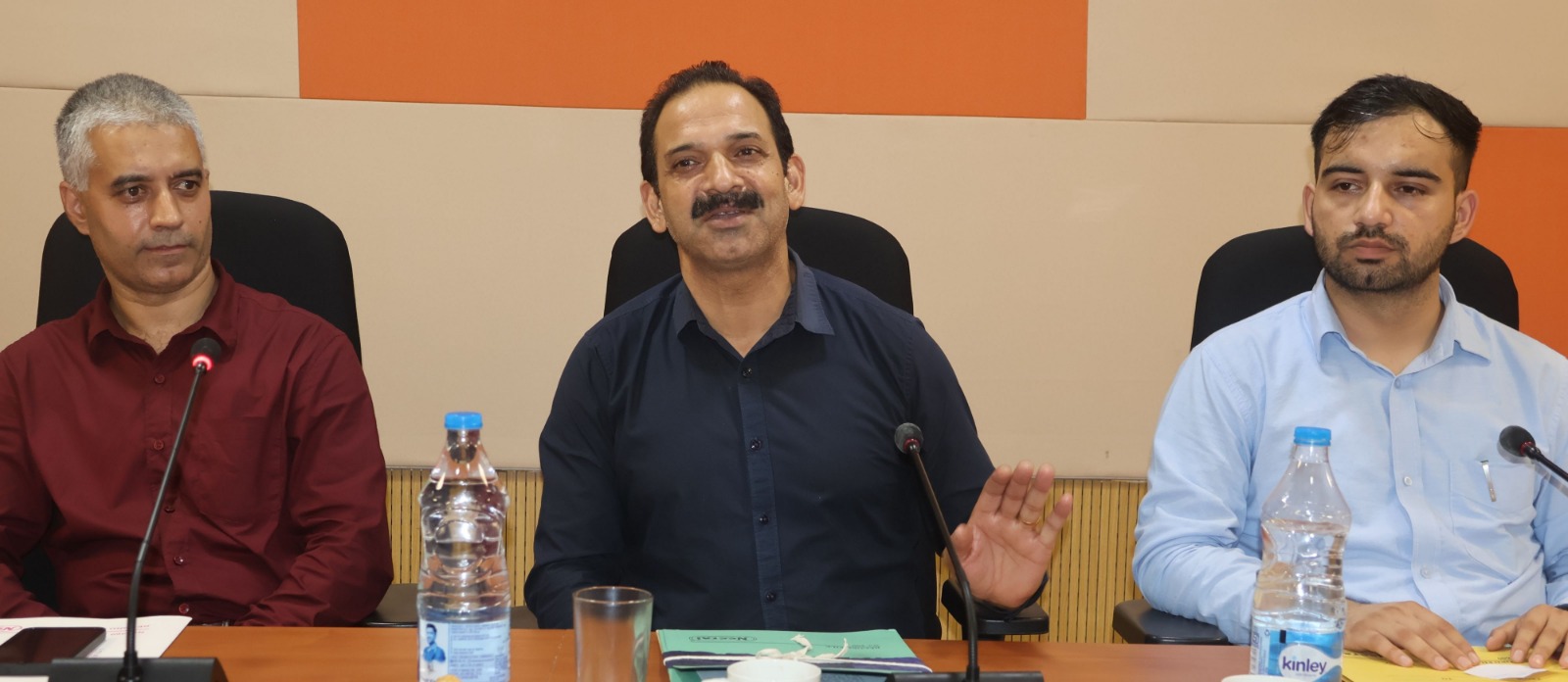 बैठक के दौरान उपस्थित एडीसी और अन्य अधिकारी।