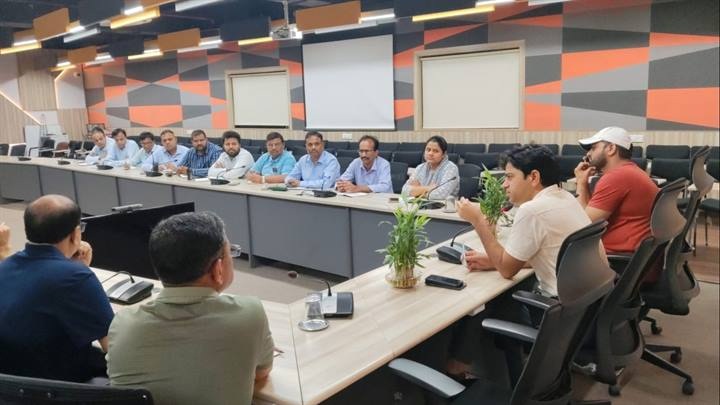 अपर आयुक्त एवं जोनल अधिकारियों सहित अन्य अधिकारियों के साथ बैठक