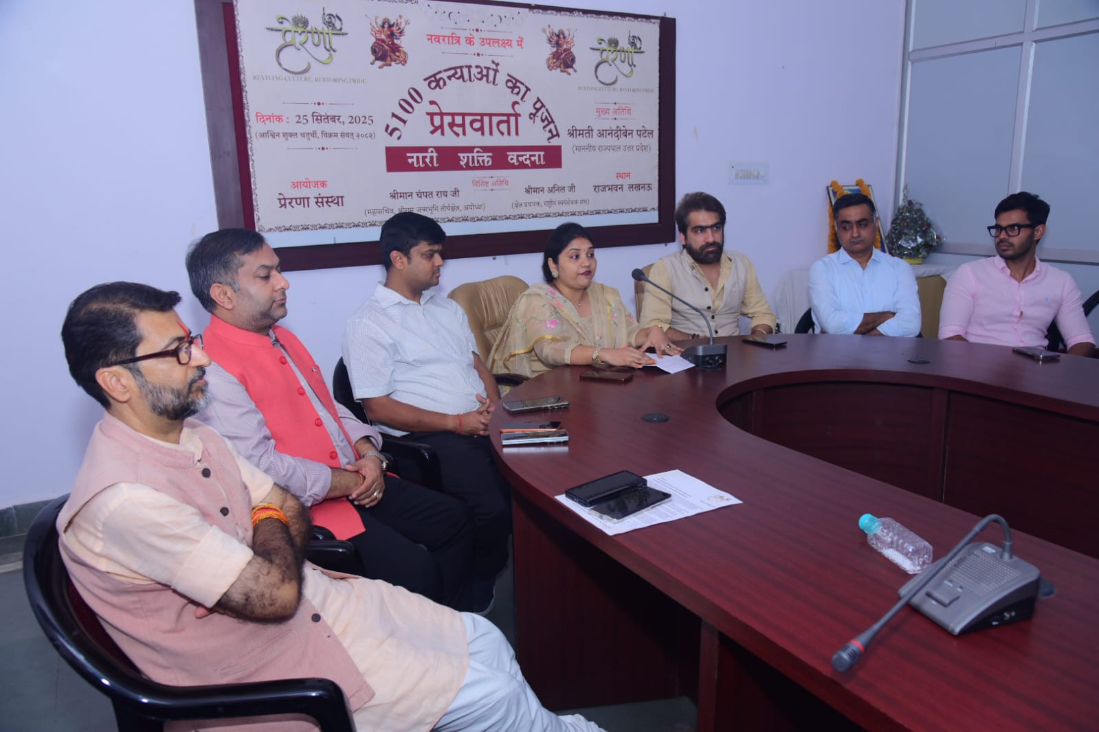 कन्या पूजन को लेकर जानकारी देते प्रेरणा परिवार के पदाधिकारीगण