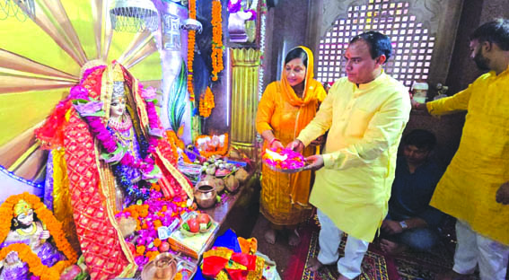 पूजा-अर्चना करते मंत्री धन सिंह रावत पूजा-अर्चना करते मंत्री धन सिंह रावत