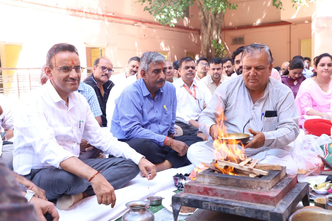 आयुर्वेद दिवस:भगवान धन्वंतरि की पूजा—अर्चना कर किया हवन आयुर्वेद दिवस:भगवान धन्वंतरि की पूजा—अर्चना कर किया हवन