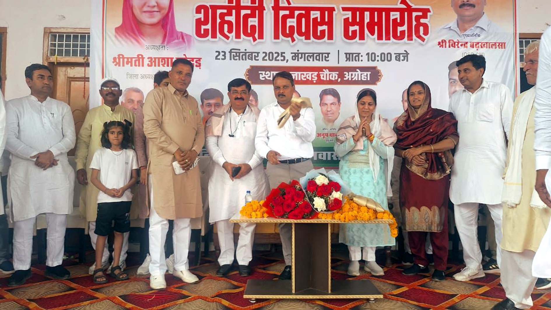 कार्यक्रम में ओएडी विरेन्द्र बड़खालसा, कैप्टन भूपेन्द्र,आशा खेदड़ व अन्य का स्वागत करते आयोजक।