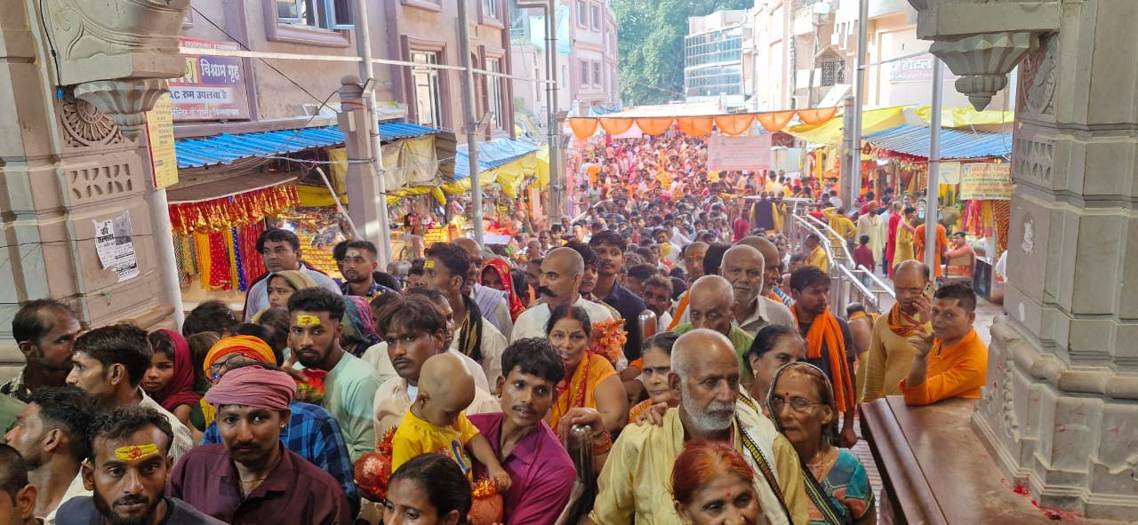 विंध्यवासिनी के दरबार में श्रद्धालुओं का सैलाब