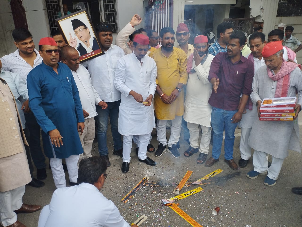 आजम खान की रिहाई पर सपा कार्यकर्ताओं ने पटाखे छोड़ मनाया जश्न*