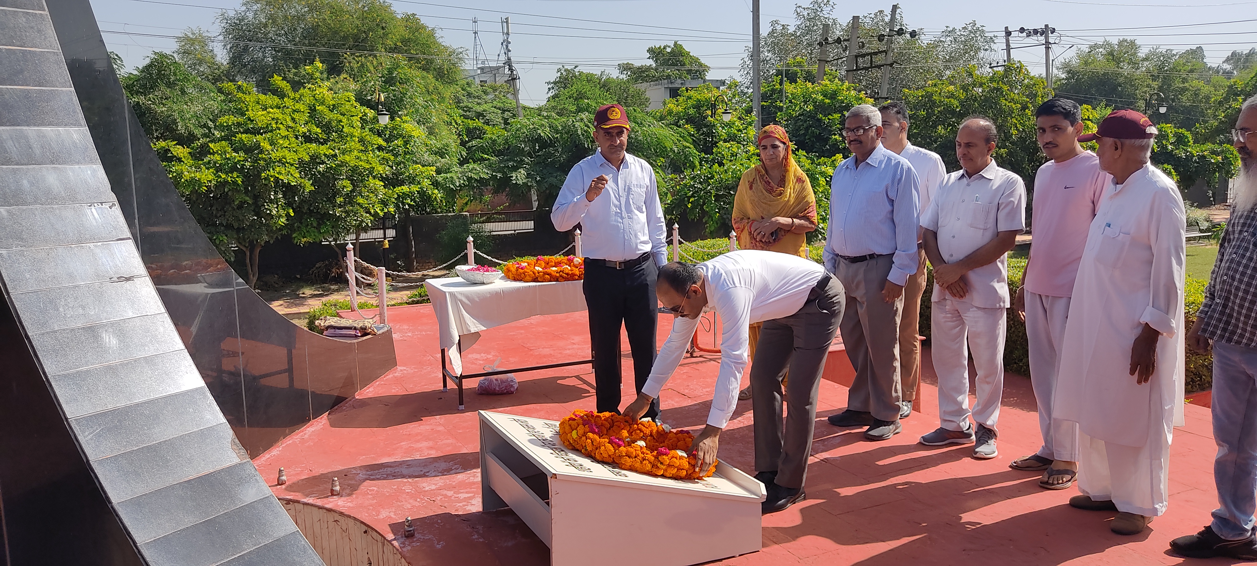 शहीदी स्मारक पर पुष्पचक्र अर्पित करते सीईओ सुभाष चंद्र। शहीदी स्मारक पर पुष्पचक्र अर्पित करते सीईओ सुभाष चंद्र।