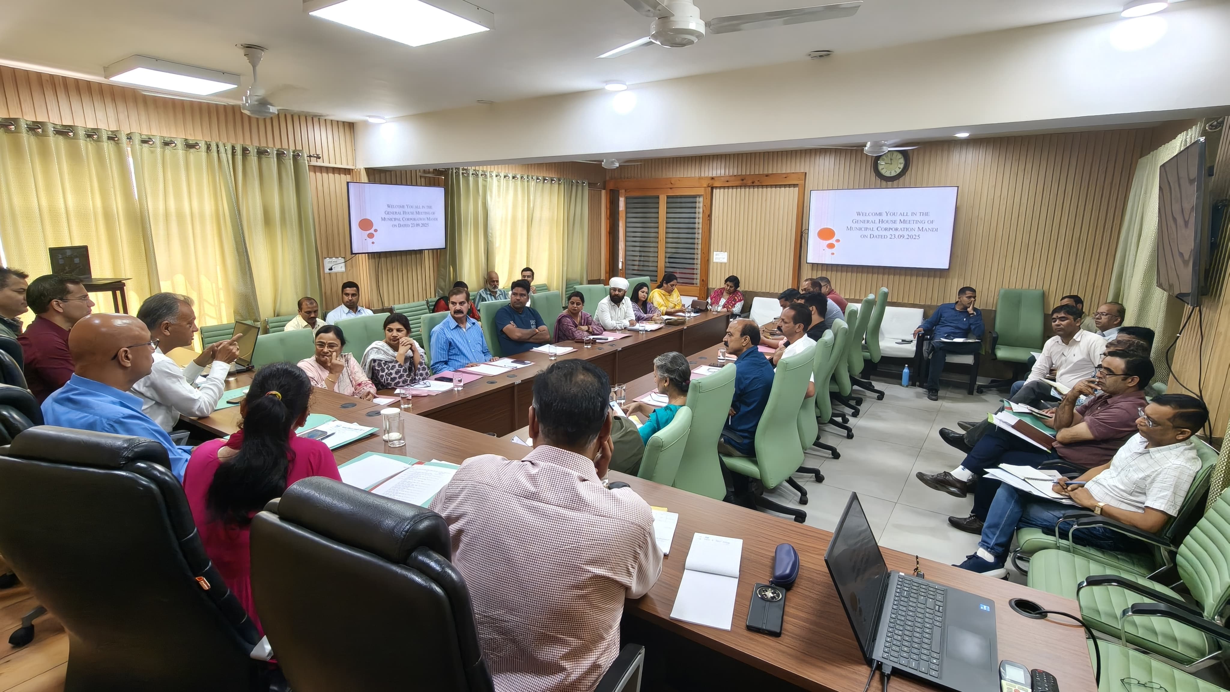 नगर निगम की बैठक को संबोधित करते हुए विधायक अनिल शर्मा।
