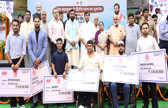 हरियाणा के मुख्यमंत्री पैरा ओलंपिक विजेताओं को सम्मानित करते हुए