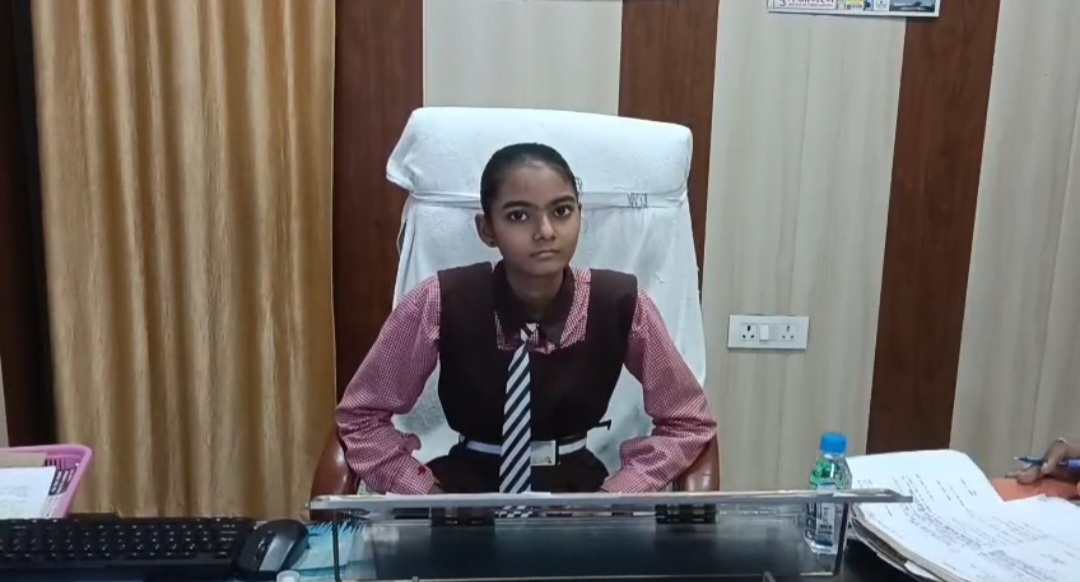 एसडीएम की कुर्सी पर बैठी छात्र