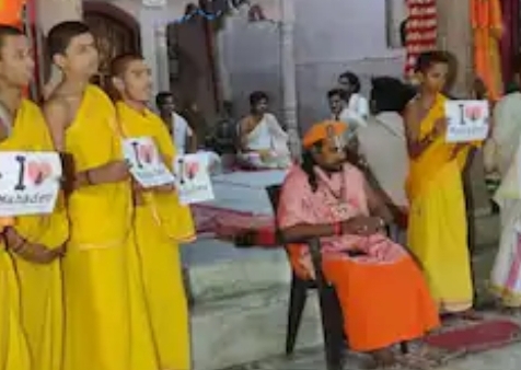 प्रदर्शन कराते पीठाधीश्वर बालक दास