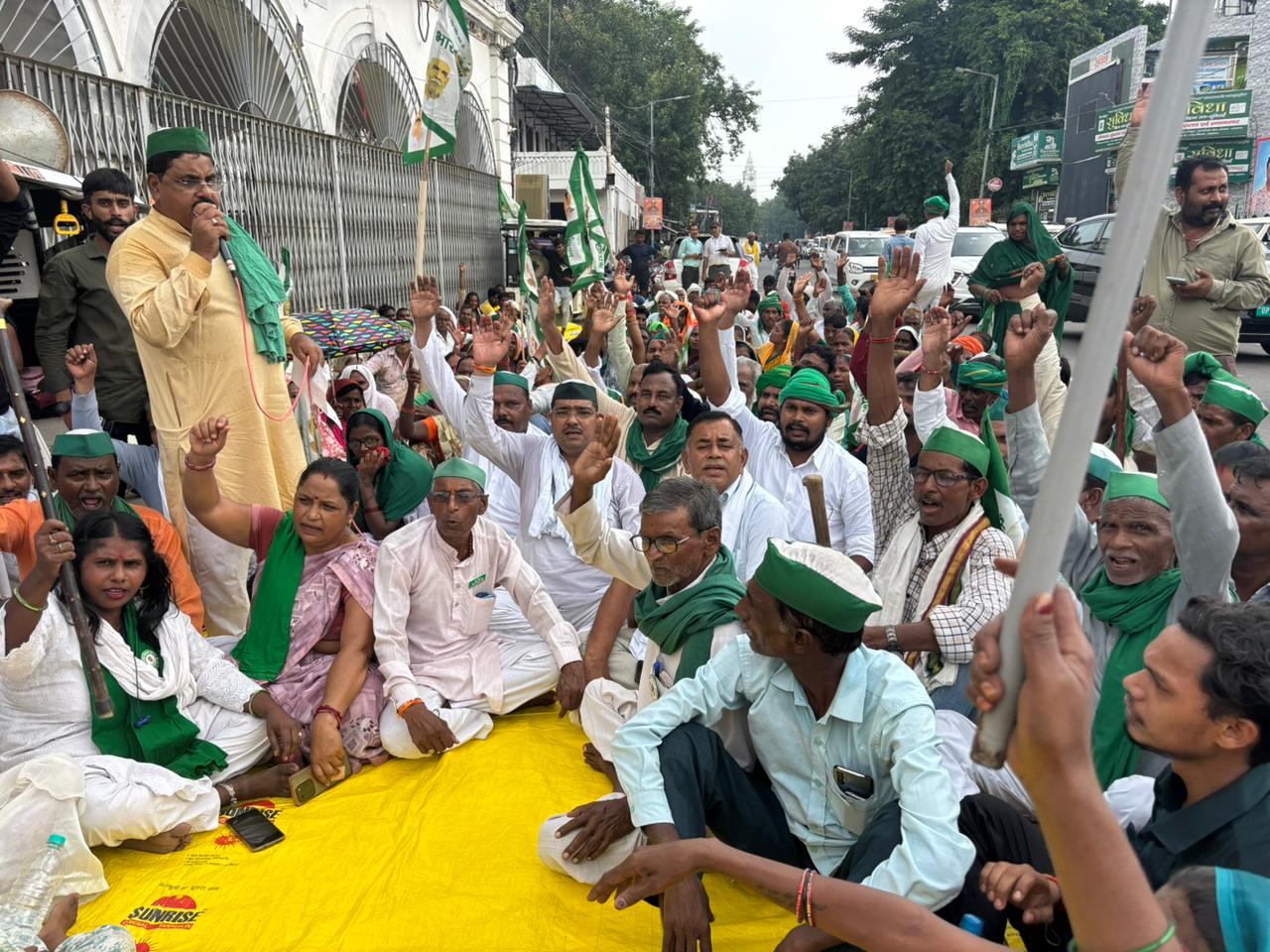 धरना देते हुए भाकियू पदाधिकारी एवं अन्य।