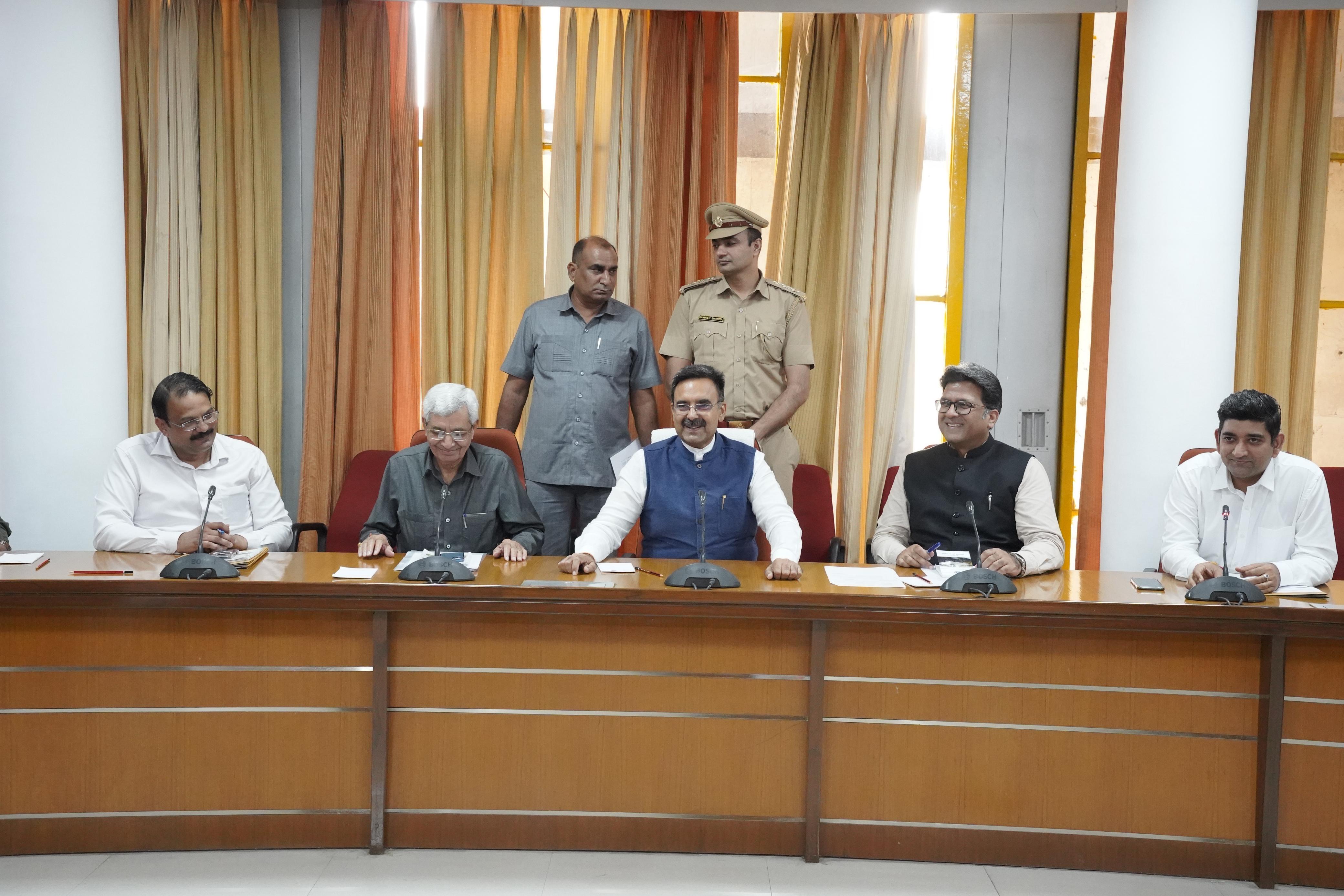 हरियाणा विधानसभा के स्पीकर अधिकारियाें की बैठक लेते हुए