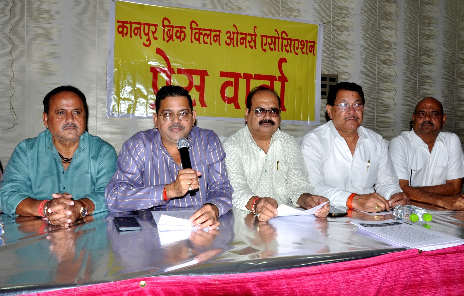 प्रकार वार्ता के दौरान प्रेस को संबोधित करते हैं कानपुर ब्रिक क्लीन ओनर्स एसोसिएशन के पदाधिकारी
