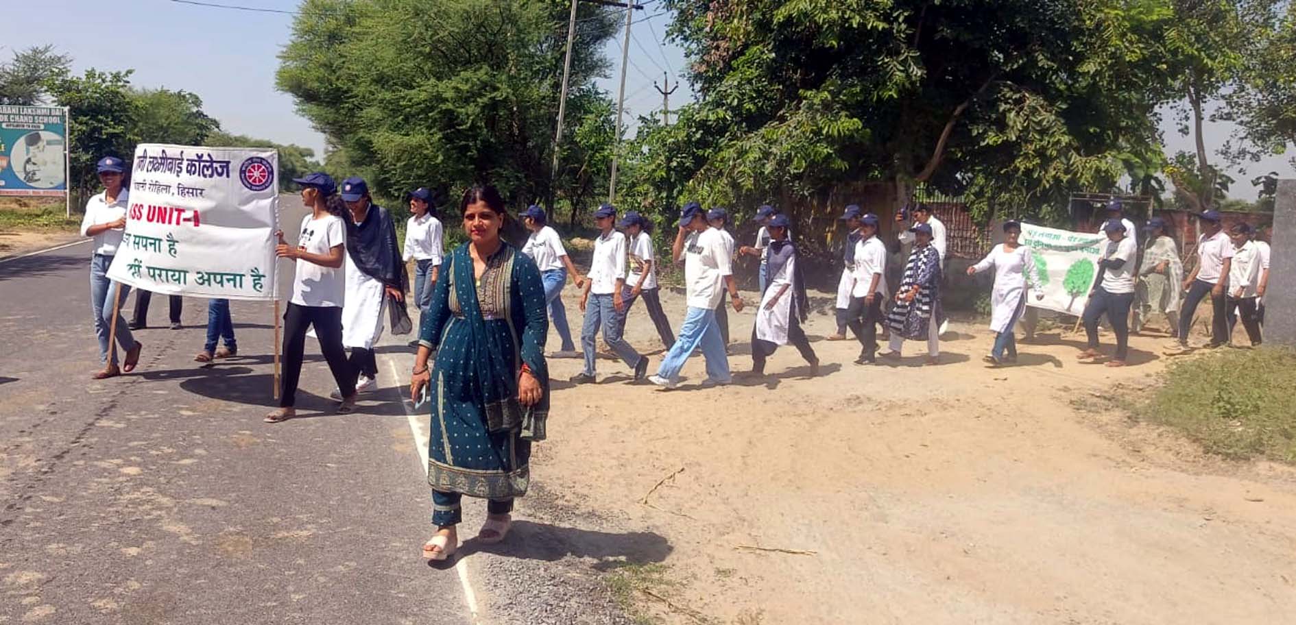 रैली निकालते एनएसएस स्वयंसेविकाएं।