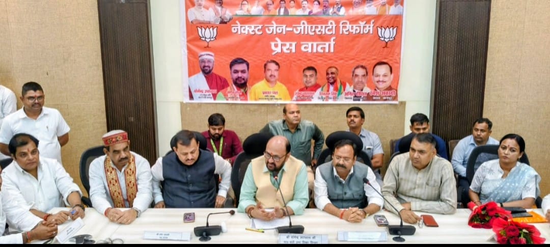 पत्रकार वार्ता के दौरान मंत्री योगेंद्र उपाध्याय व अन्य का छायाचित्र