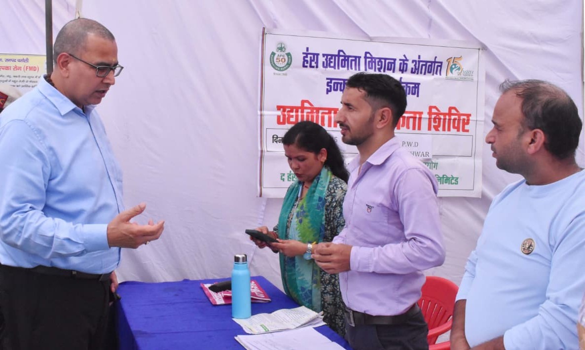 गोपेश्वर में बहुद्देशीय शिविर में विभागों से जानकारी लेते हुए सीडीओ।