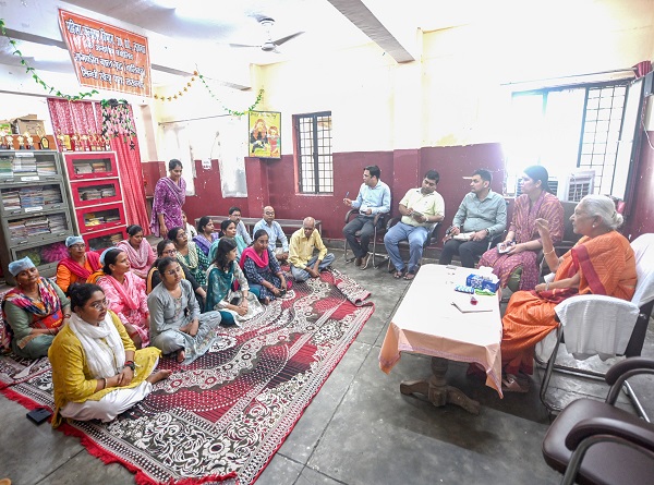 बालिका गृह में निरीक्षण के बाद कर्मचारियों से बातचीत करती  राज्यपाल