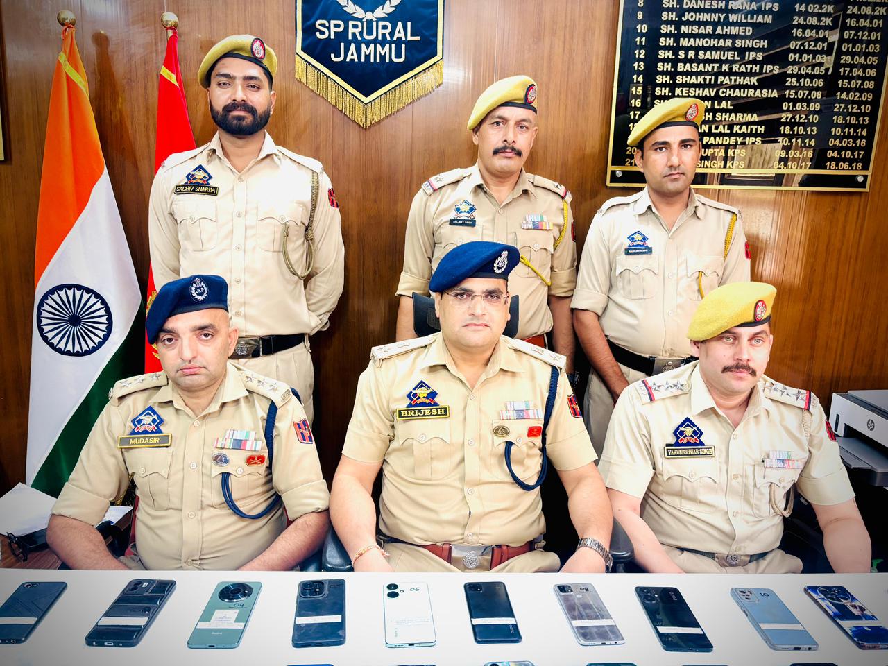 जम्मू पुलिस ने 7 लाख रुपये कीमत के 40 गुम हुए मोबाइल फोन बरामद किए