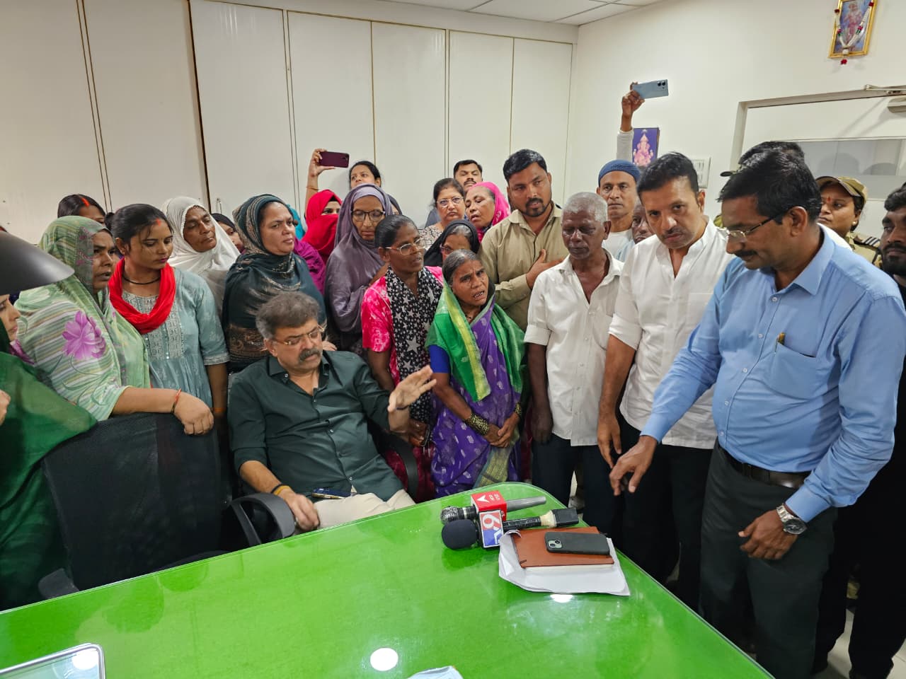 Awhad threatens lock tmc commissioner in room