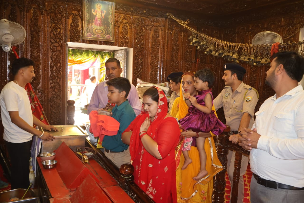 तीसरे नवरात्र पर त्रिलोकपुर मंदिर में 8 हजार श्रद्धालुओं ने टेका माथा ,8 लाख 31 हजार 260 का चढ़ावा।