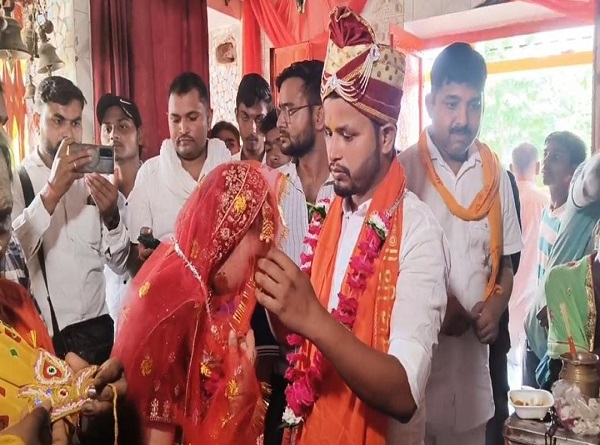विवाह के दौरान रिति रिवाज करते दपंति