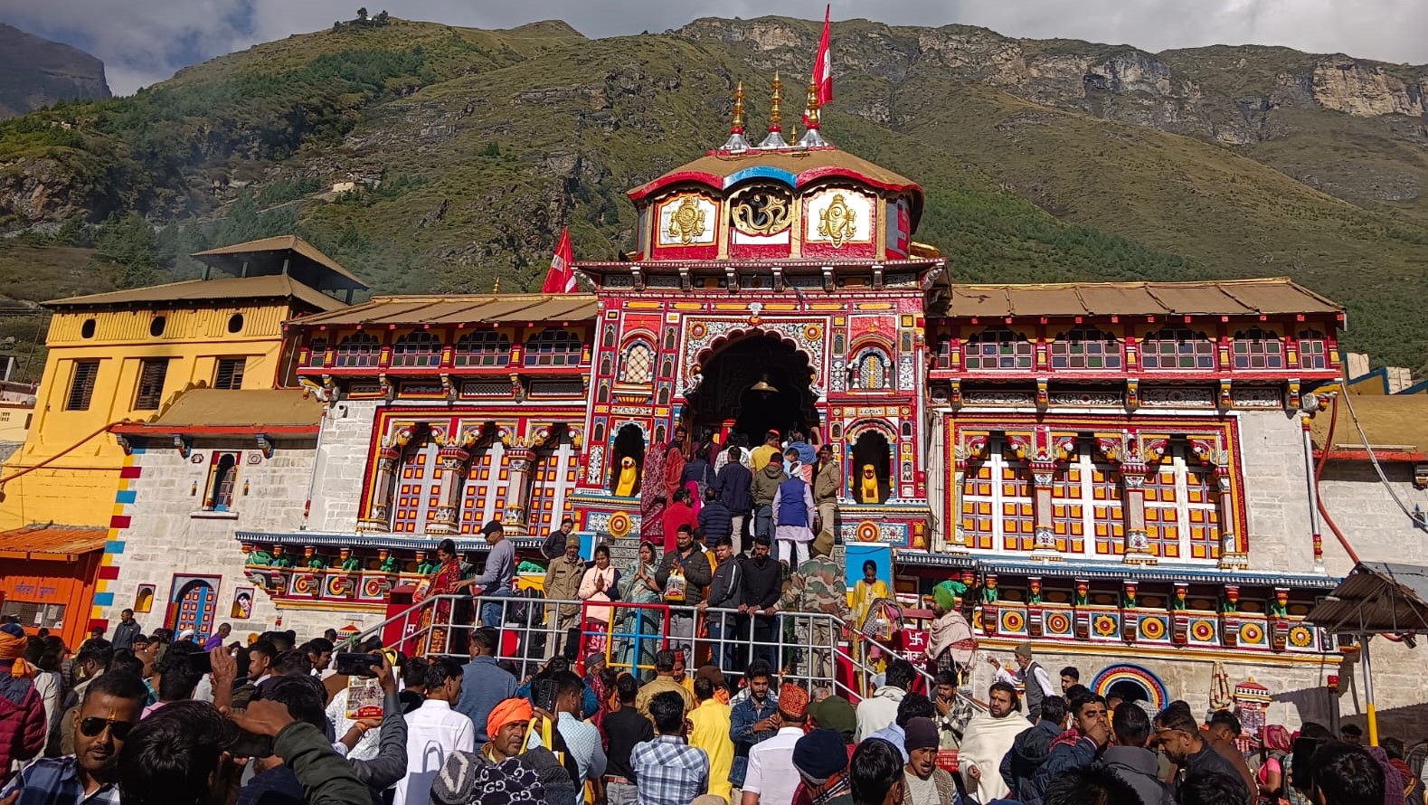 बदरीनाथ धाम में दर्शनों को पहुंच रहे तीर्थयात्री।