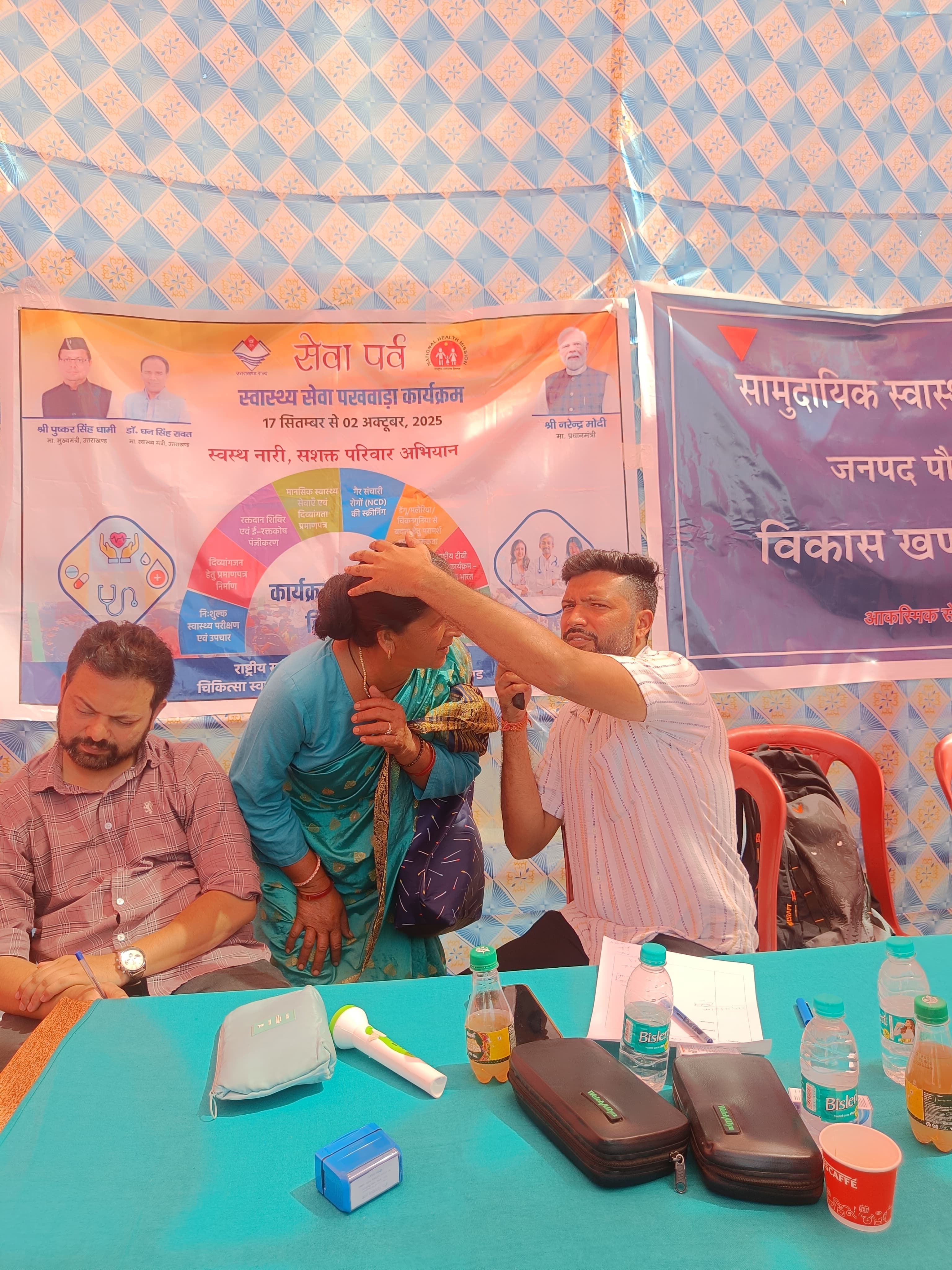 सामुदायिक स्वास्थ्य केंद्र घड़ियाल में ग्रामीणों का स्वास्थ्य परीक्षण करते चिकित्सक