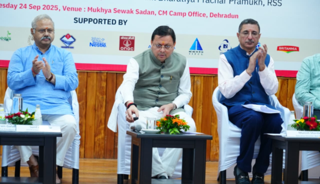 मुख्यमंत्री पुष्कर सिंह धामी मंचासीन अतिथियों के साथ बुधवार को मुख्यमंत्री आवास में उत्तराखंड सी.एस.आर. डायलॉग कार्यक्रम में।