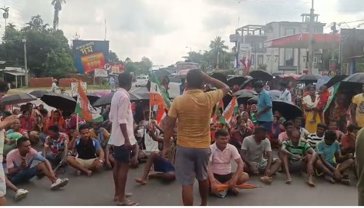 बोनस की मांग में सड़क पर बैठे चाय श्रमिक