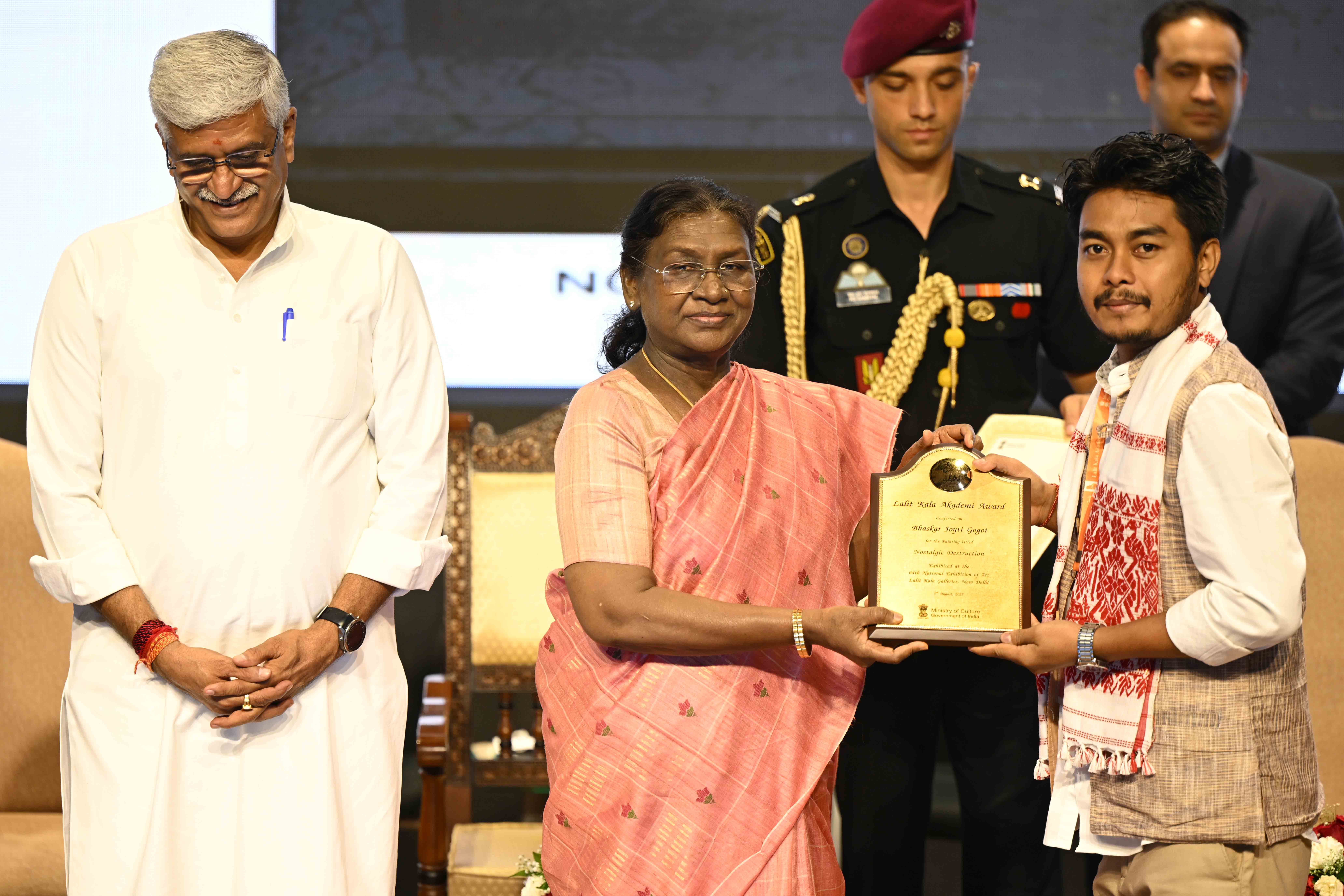 ललित कला अकादमी द्वारा आयोजित सम्मान समारोह में राष्ट्रपति द्रौपदी मुर्मु कलाकारों को सम्मानित कर