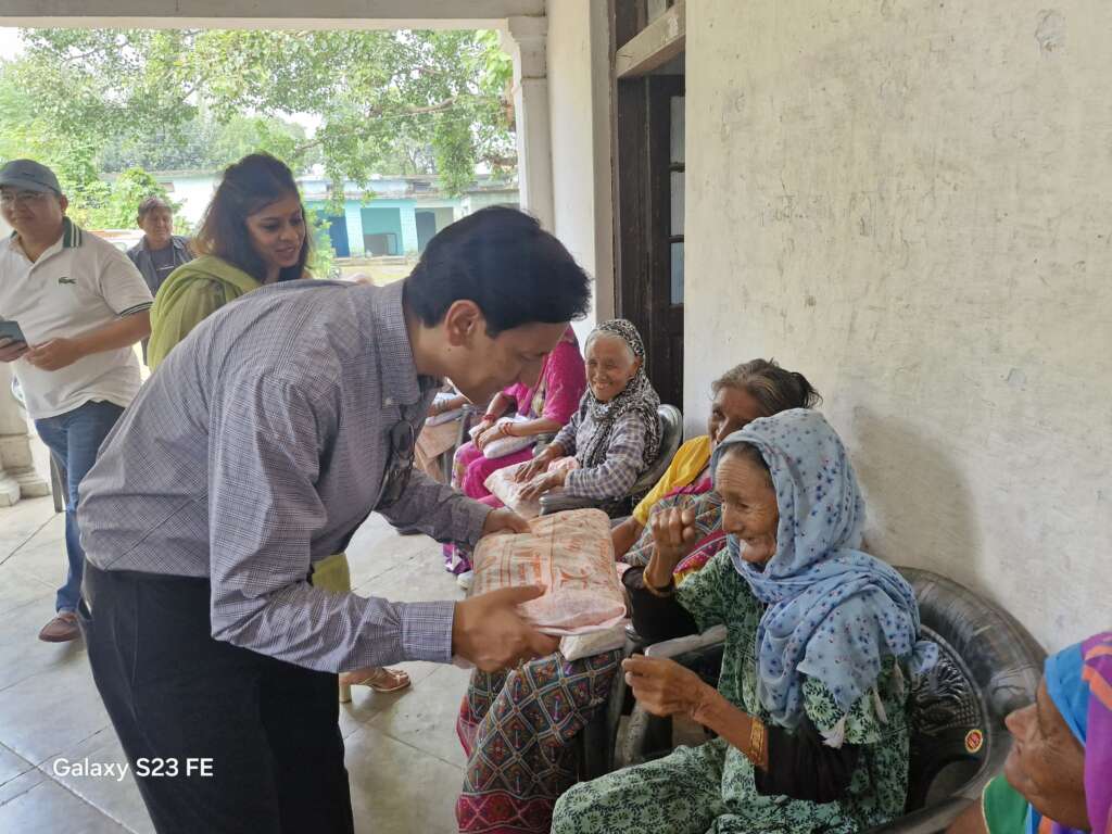 कमिश्नर दीपक रावत ने कुष्ठ आश्रम में मनाया अपना जन्मदिन