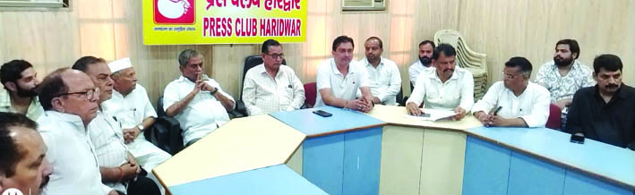 पत्रकारों से वार्ता करते हुए
