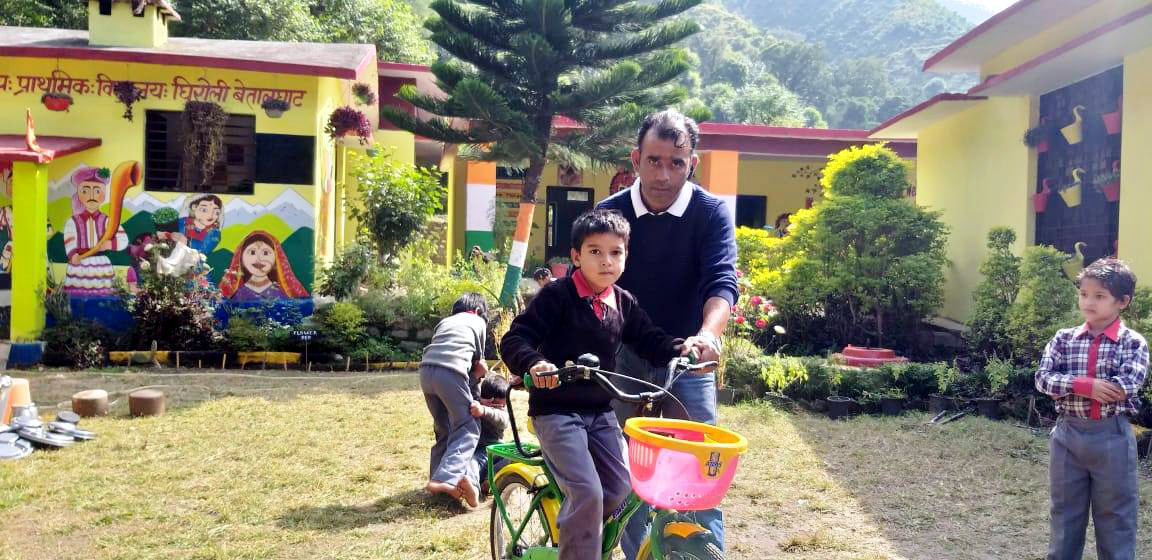 प्राथमिक विद्यालय घिरोली में बच्चों के साथ शिक्षक।