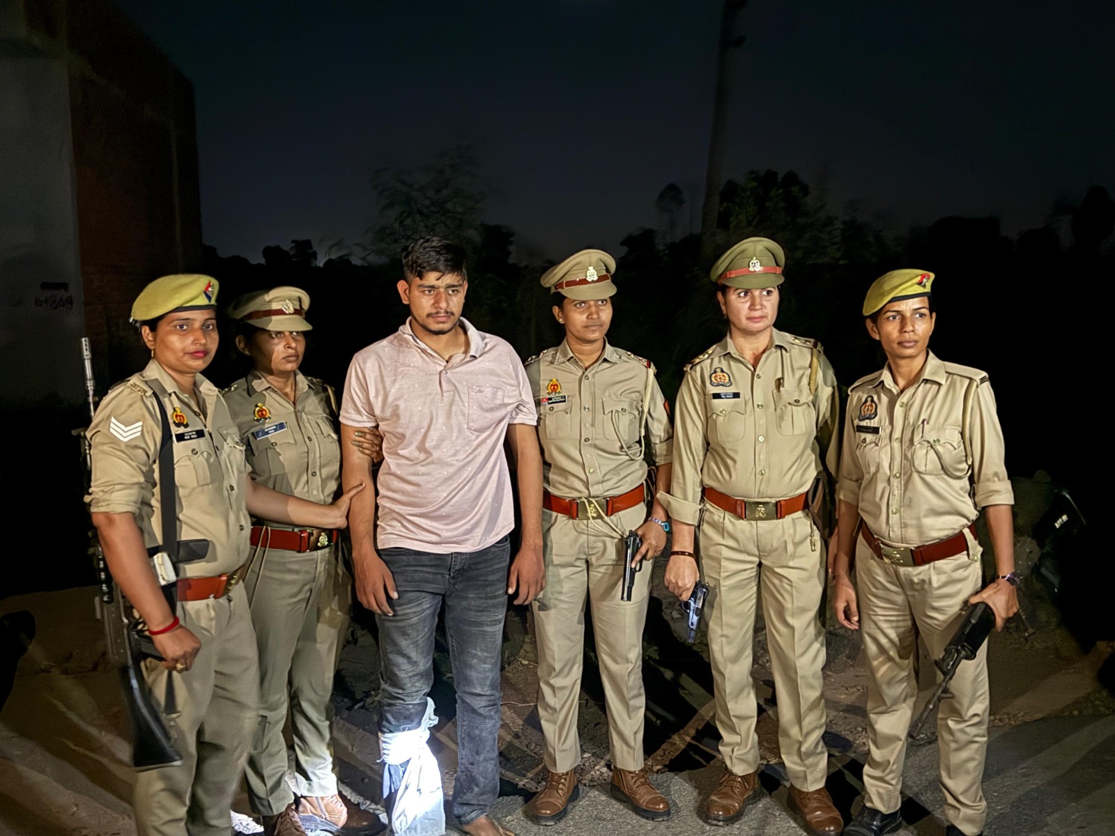 मुठभेड़ में घायल आरोपी को ले जाती महिला पुलिस कर्मी