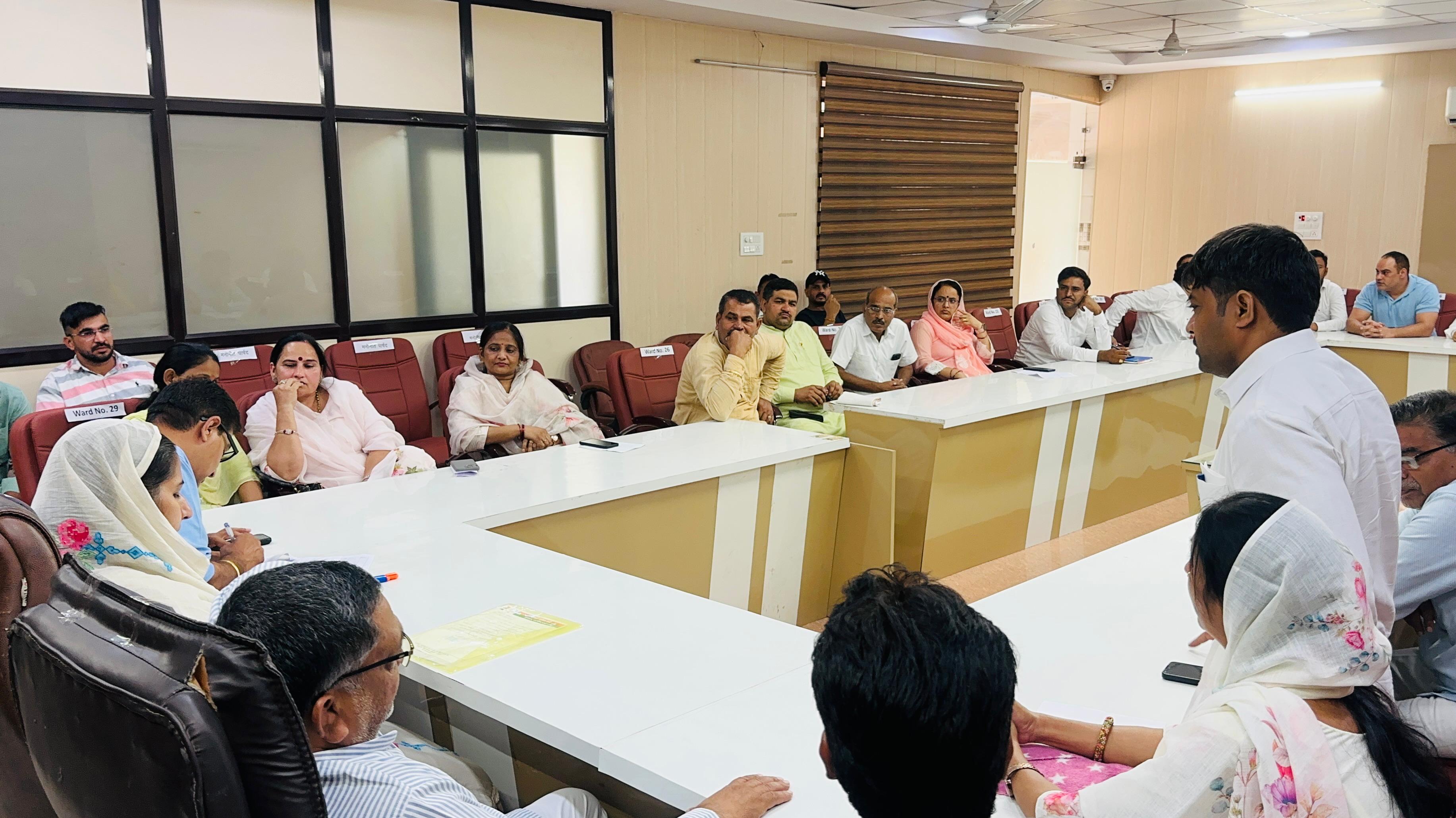 बहादुरगढ़ नगर परिषद की बैठक में भाग लेते पार्षद और उपस्थित अधिकारी।