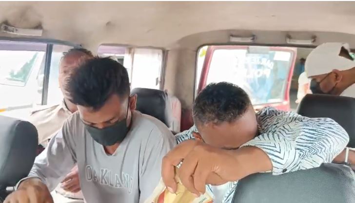 गिरफ्तार आरोपित को ले जाती पुलिस