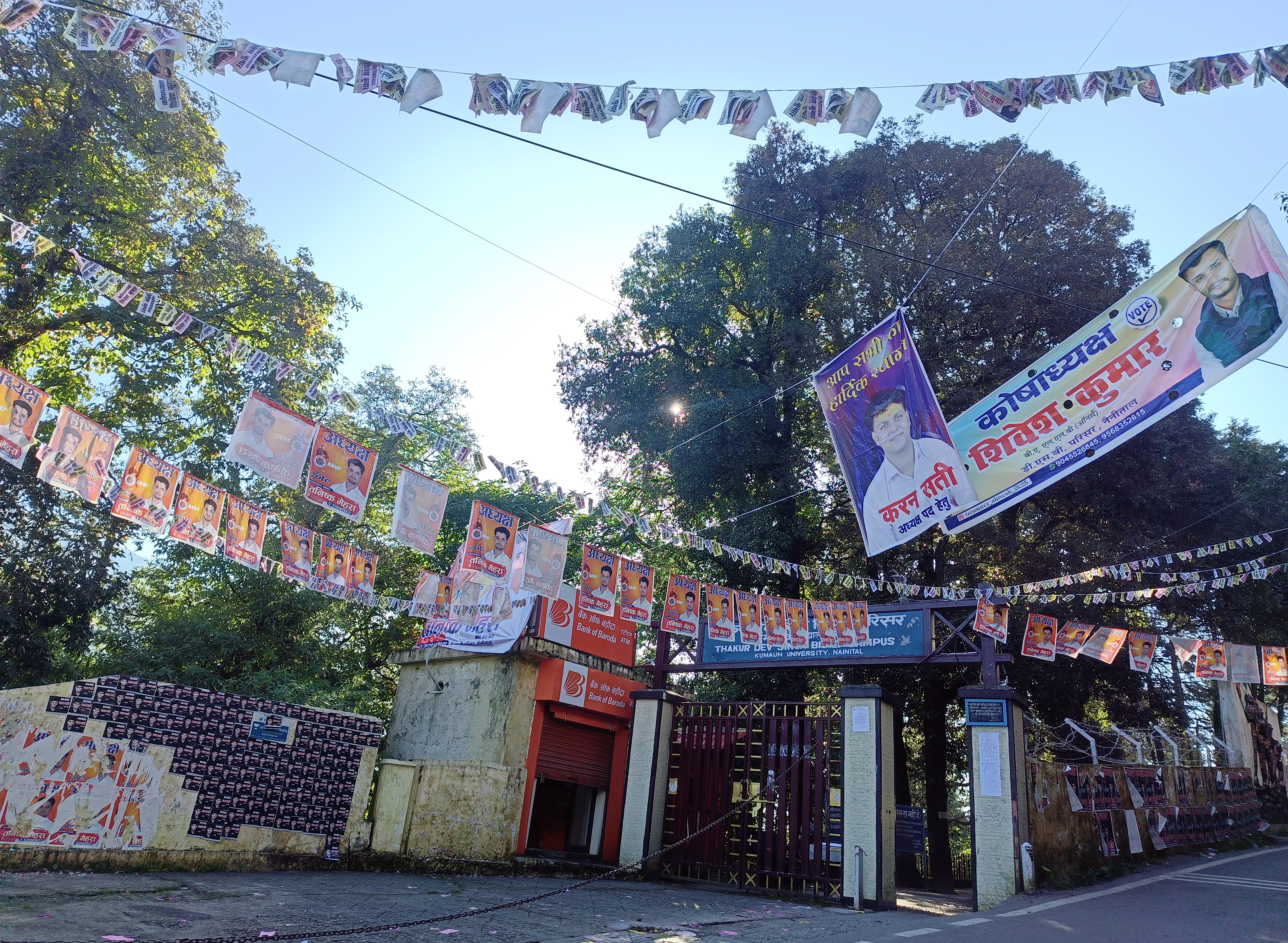 छपी हुई चुनाव प्रचार सामग्री से पटा डीएसबी परिसर का मुख्य प्रवेश द्वार।