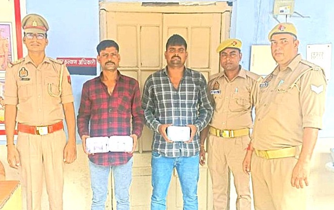 जीआरपी बरेली जंक्शन पुलिस की गिरफ्त में चोरी के मोबाइल और नकदी के साथ पकड़े गए शातिर अभियुक्त।