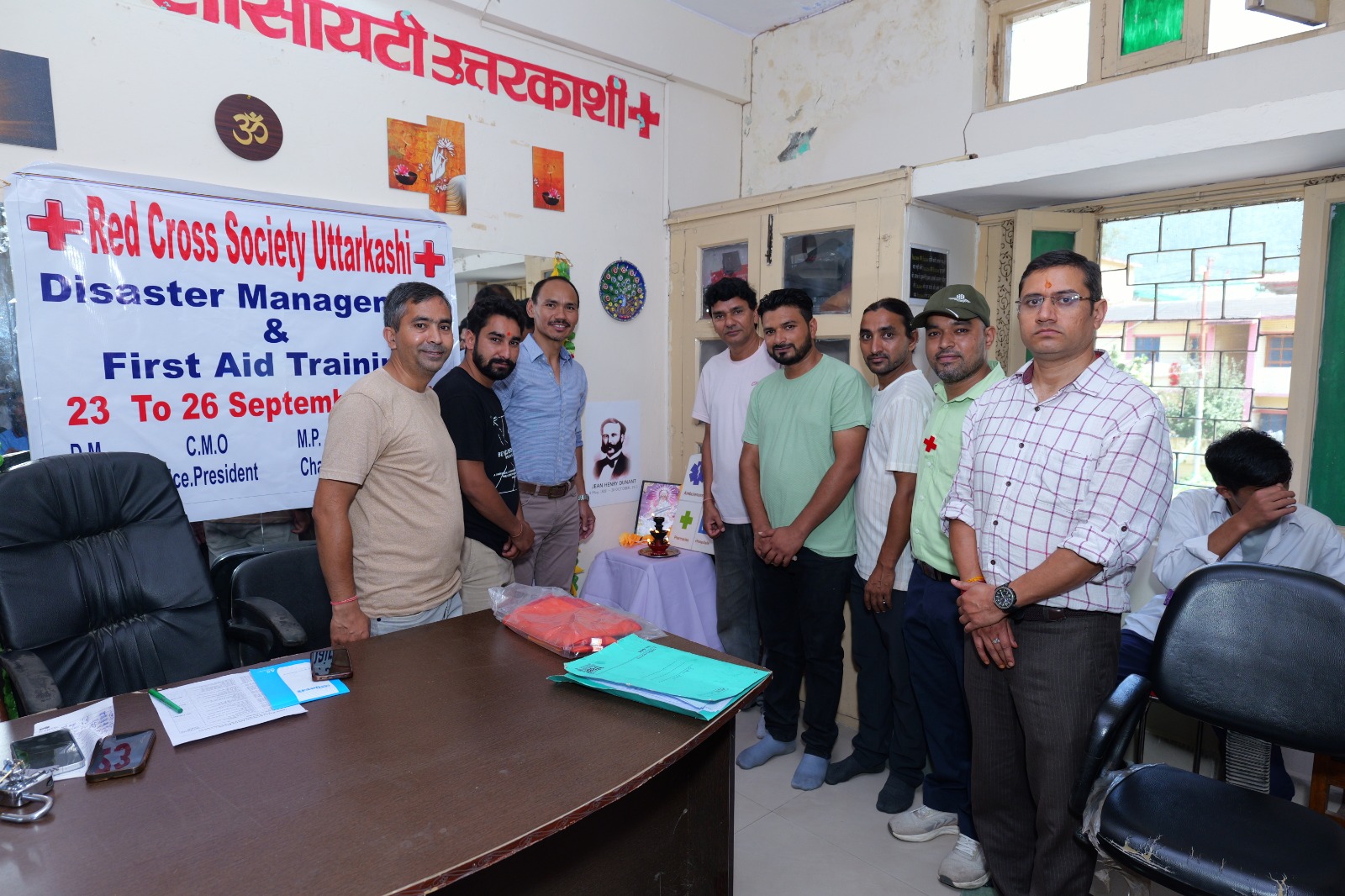 रेडक्रॉस सोसायटी उत्तरकाशी छात्रों को प्रशिक्षण कार्यक्रम करवाते हुये