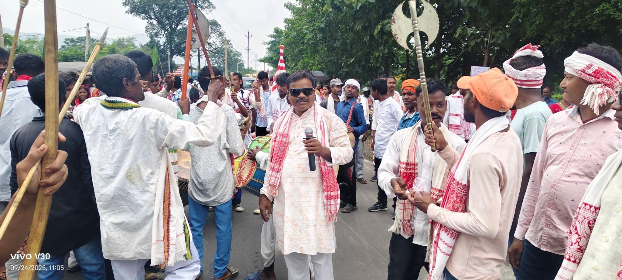 सड़क पर उतर आदिवासी समाज
