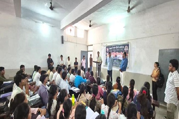 एनएसएस का स्थापना दिवस कार्यक्रम के दौरान वक्तागण एवं अन्य।