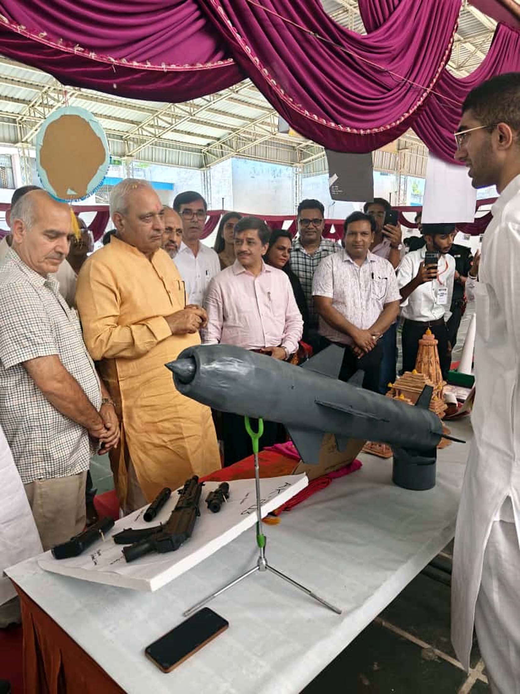 आर्ट एंड क्राफ्ट प्रदर्शनी का अवलोकन करते मंत्री रणबीर गंगवा।