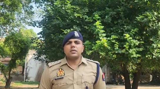 डाक्टर से मारपीट मामले में जानकारी देते हुए सहायक पुलिस आयुक्त कर्नलगंज