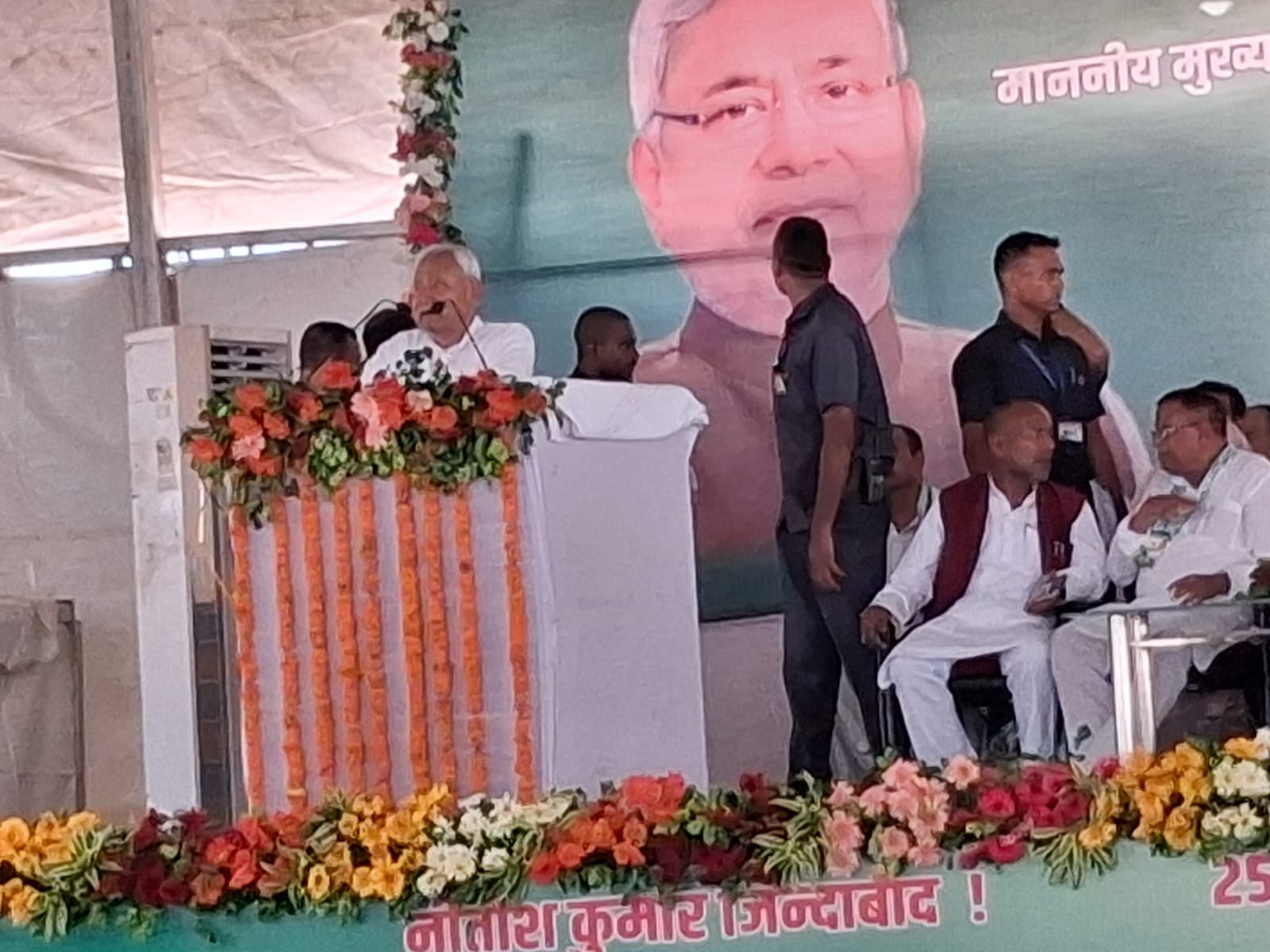 मुख्यमंत्री रोहतास में योजनाओं का उद्घाटन व शिलान्यास करते